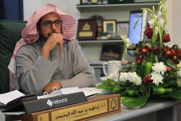 المشرف العام على الموقع يرأس لجنة مناقشة رسالة درجة الدكتوراه بجامعة طيبة بتاريخ 1437/5/23هـ